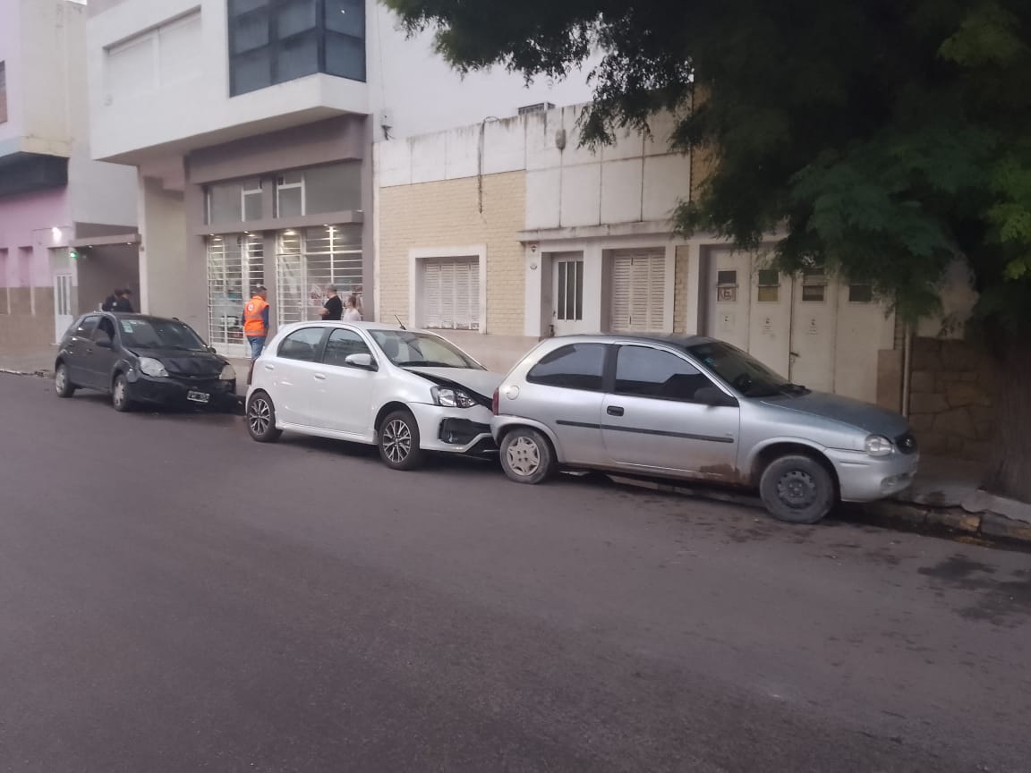 Borracho chocó un auto estacionado