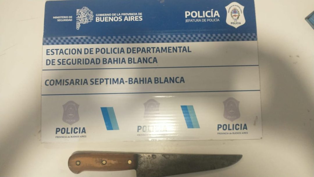 Amenazó con un cuchillo a su pareja