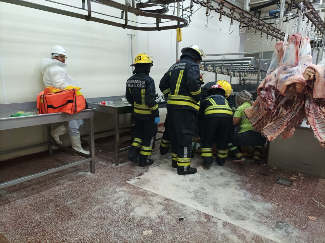 Un operario de un frigorífico sufrió un fuerte golpe en la cabeza y fue trasladado de urgencia al Hospital Municipal