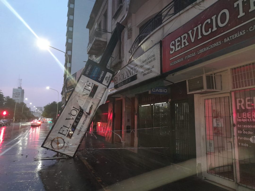 El cartel de un comercio cayó sobre la vereda en pleno centro