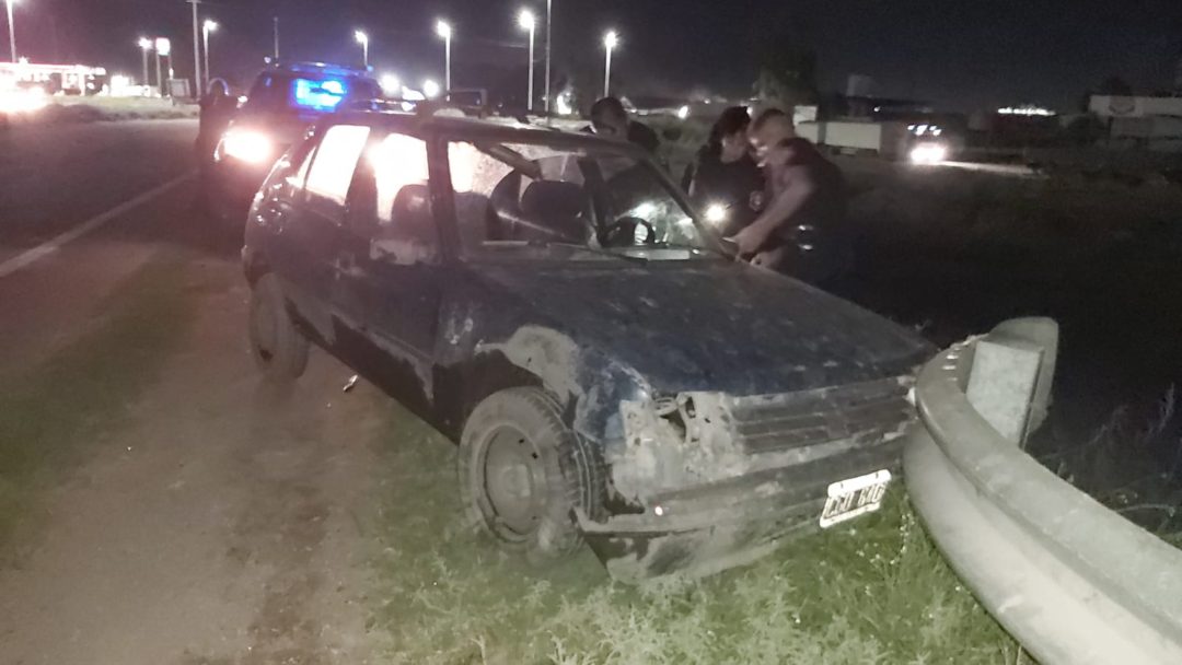 Robó un auto y terminó chocando cuando huía