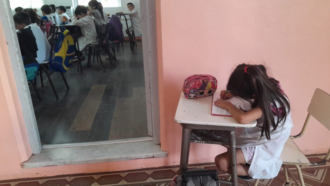 Increíble: va a primer grado, sufre bullying y como solución la hacen estudiar fuera del aula
