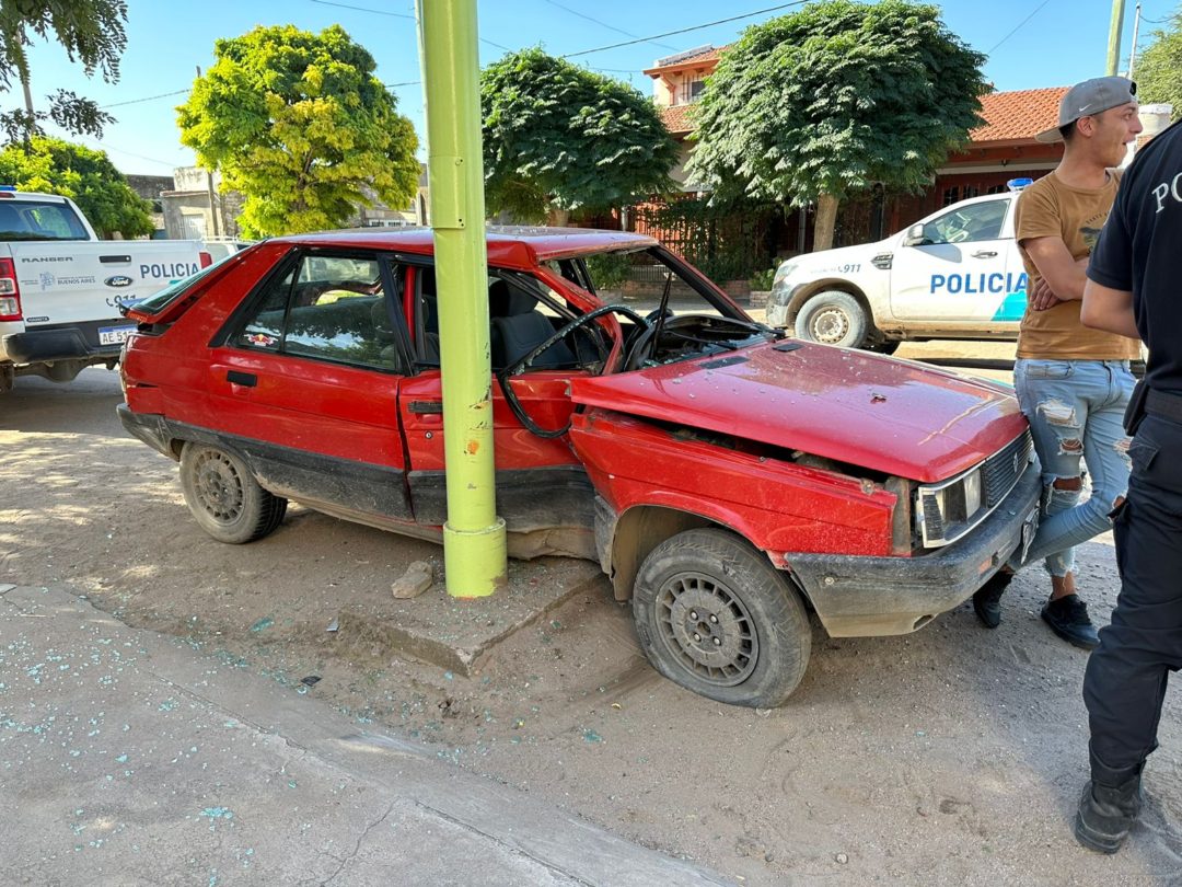 Destruyó su auto al chocarlo contra una columna de alumbrado