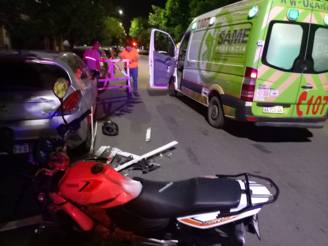 Embiste un pozo señalizado y choca dos autos estacionados. Alcoholemia positiva