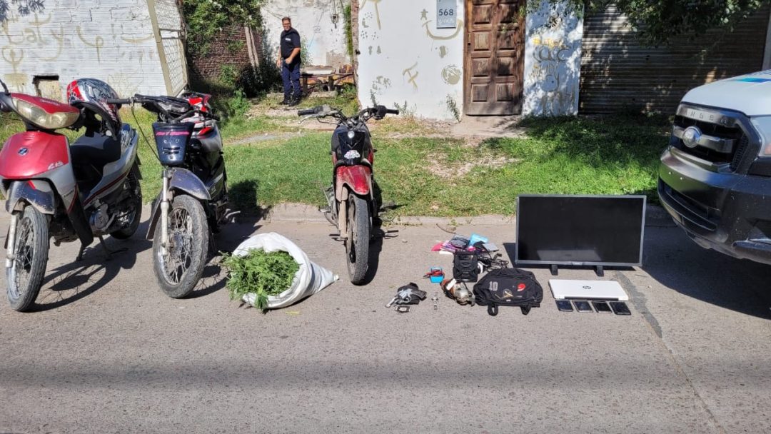 Detenidos tras una persecución: les secuestaron una moto y un arma
