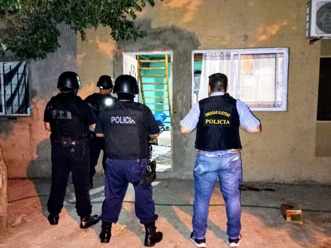 Detuvieron a una mujer que vendía drogas frente a una escuela