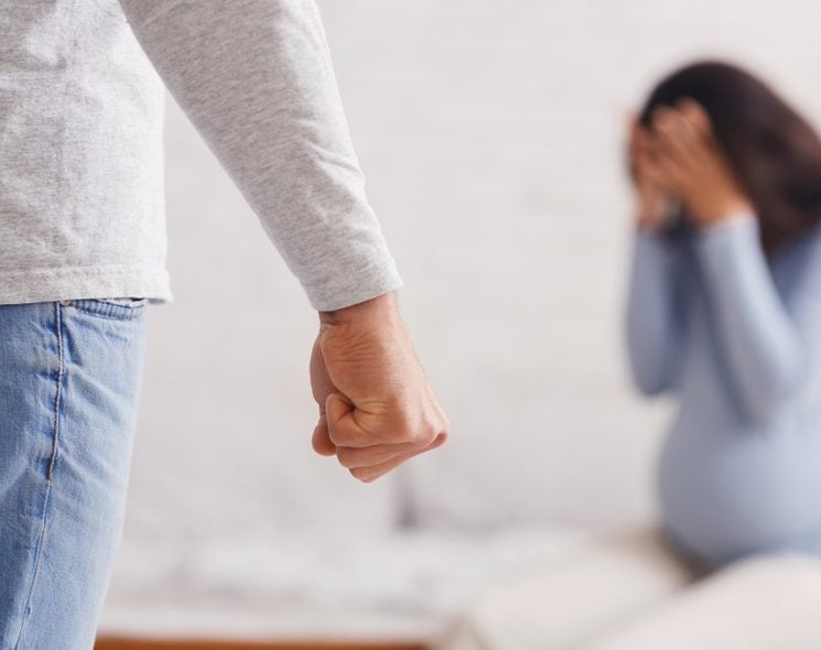 Feroz paliza de un “padre” a su hija de 17 años y embarazada de 7 meses