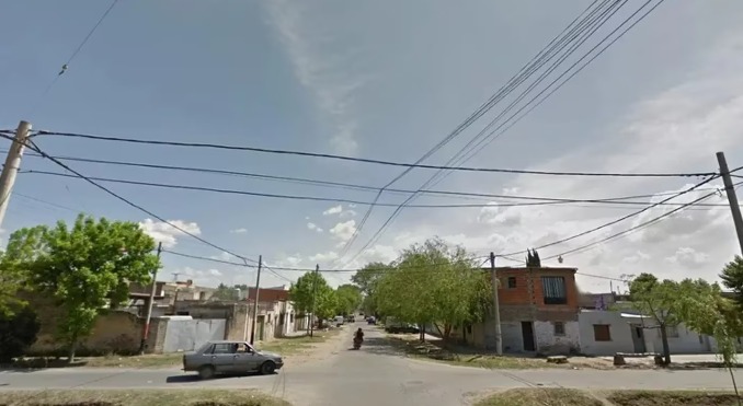 La violencia no para en Rosario: acribillaron de nueve disparos a un hombre que estaba sentado en la vereda