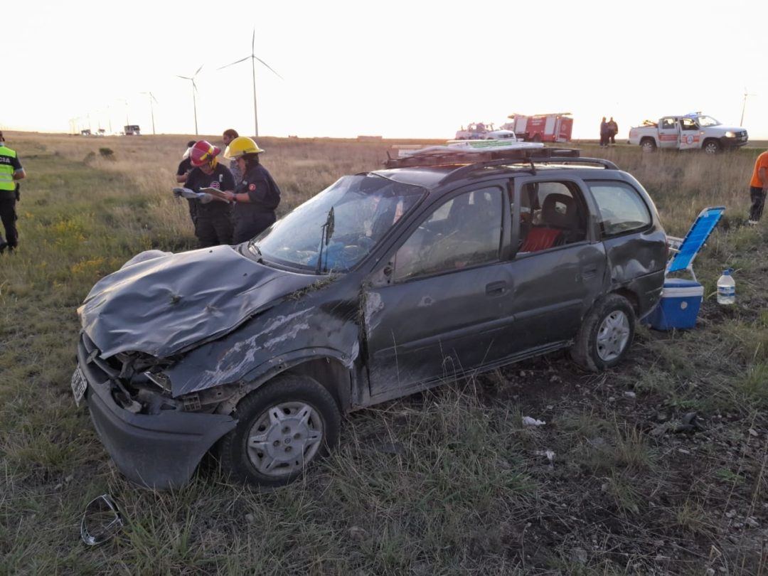 Una familia que viajaba a Sierra de la Ventana volcó en la ruta 51