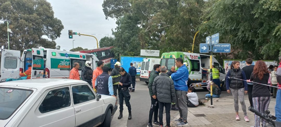 10 hospitalizados en un choque entre un colectivo y un auto