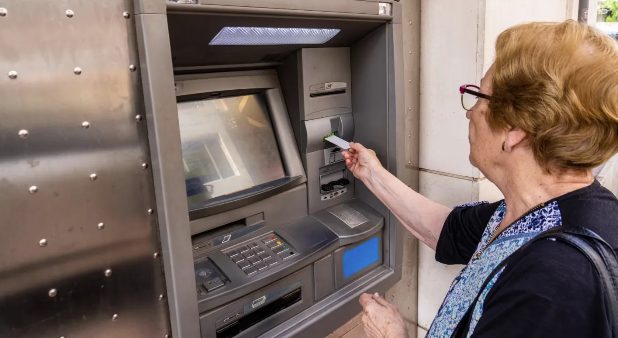 “Lo devuelvo cuando pueda”: una mujer le robó la tarjeta a su amiga y la endeudó por los próximos cuatro años