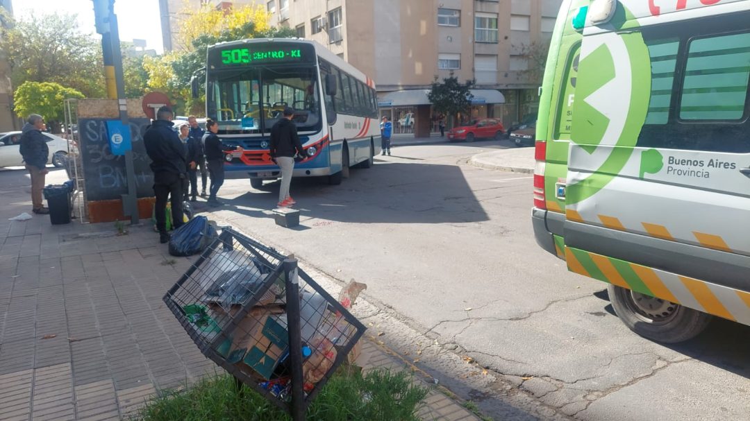 Un peatón fue atropellado por un colectivo