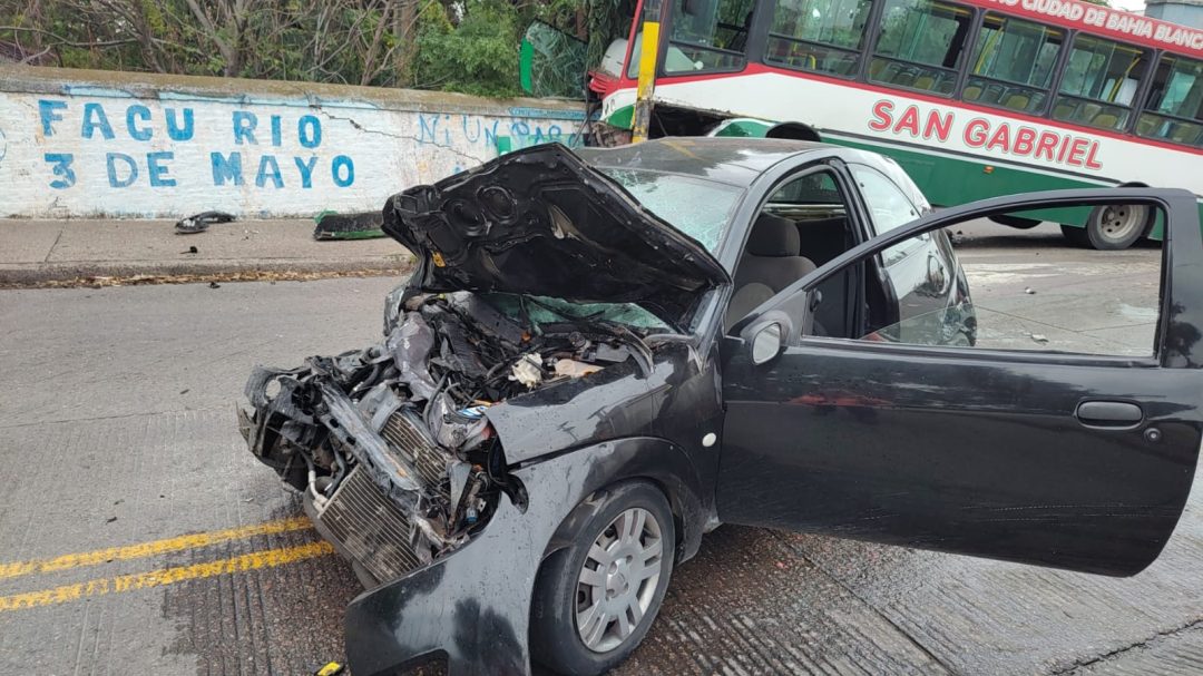 Estado de salud del automovilista accidentado con colectivo en Colon y Sixto Laspiur