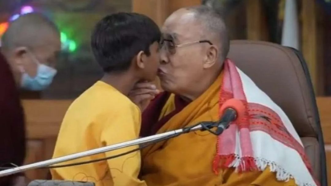 El Dalai Lama pidió disculpas por besar en la boca a un nene y pedirle que le chupara la lengua