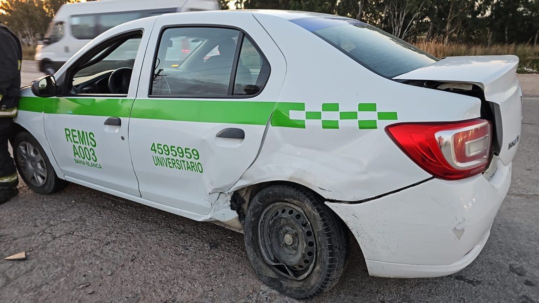 Colisionan un remis y un auto particular: Una mujer resultó herida