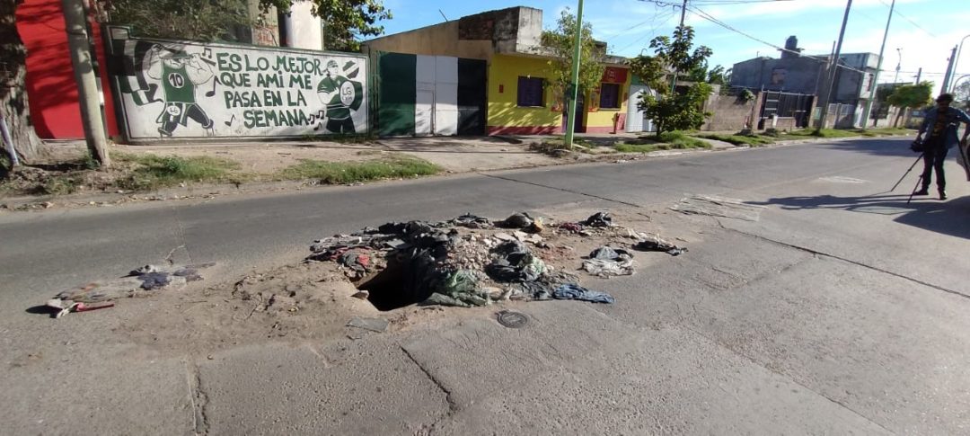 Peligro en la calle Esmeralda: vecinos reclaman por la falta de una tapa de ABSA