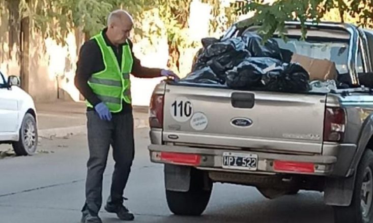 Uset y sus funcionarios salieron a recolectar residuos