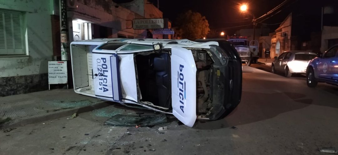 Dos policías heridas tras un choque y vuelco en Villa Mitre