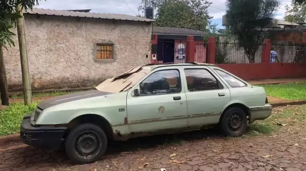 “Acá no entran más”: dos jubilados fueron desalojados por su hijo, hace 10 días viven dentro de un auto y reciben ayuda de los vecinos