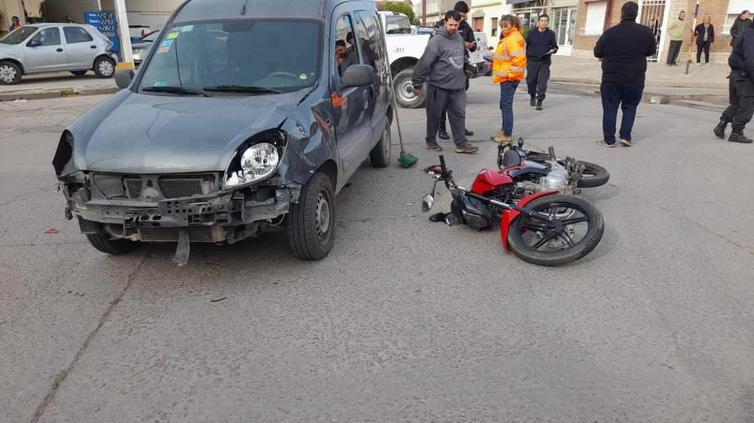 Continua en grave estado el joven motociclista que chocó contra un utilitario en Ing. White