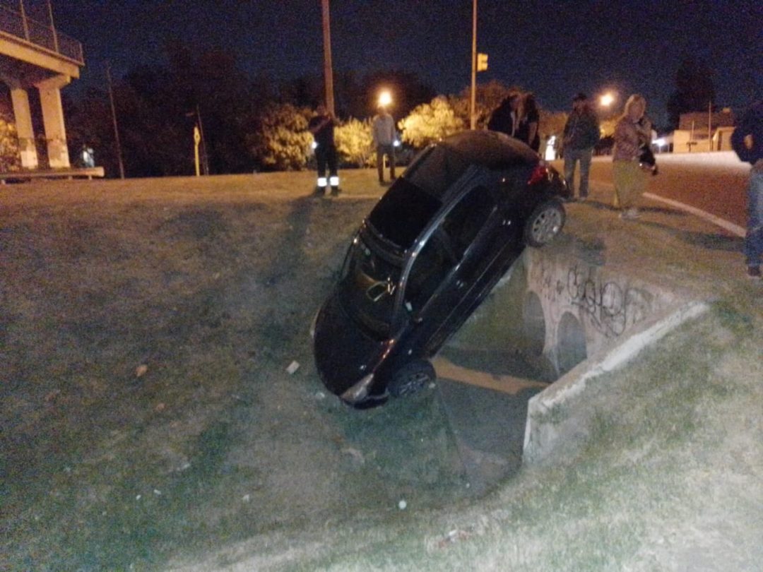 Tras perder el control del vehículo, cayó en una alcantarilla