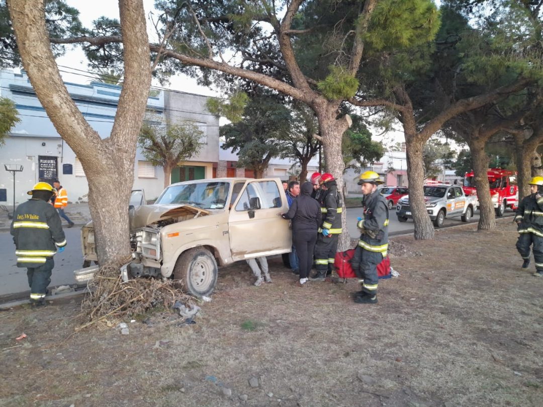 Un conductor alcoholizado terminó chocando su camioneta contra un árbol