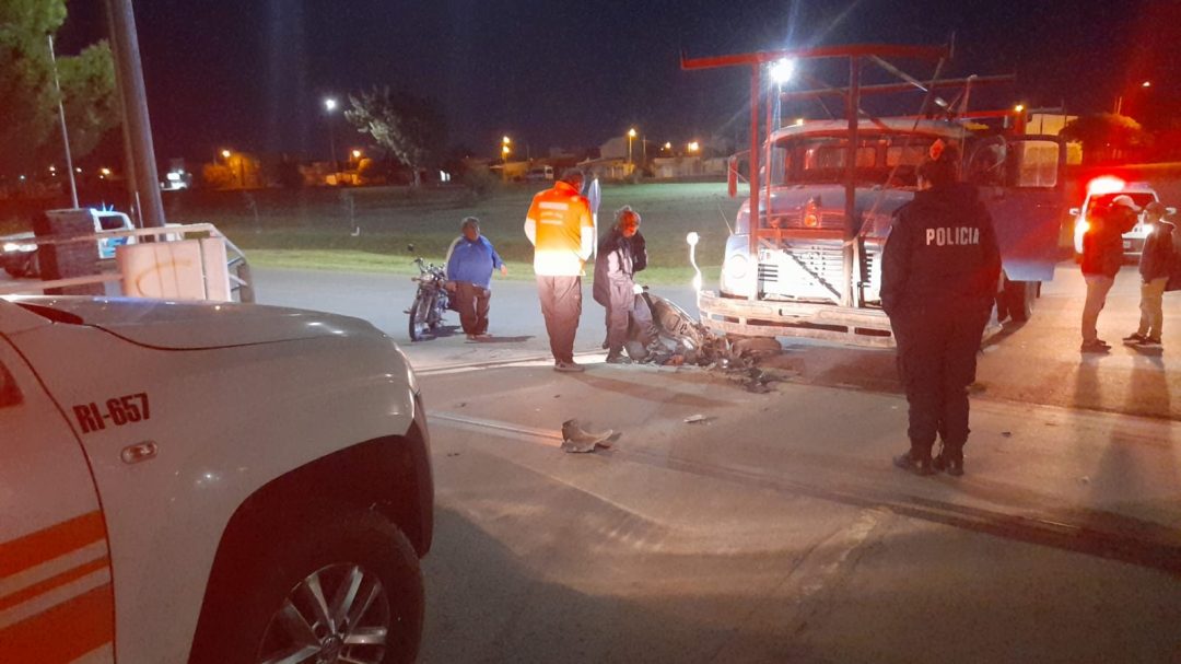 Violenta colisión entre un camión y una moto