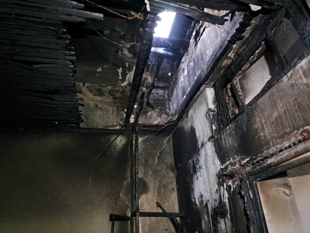 El techo de una cocina resultó afectada por un incendio