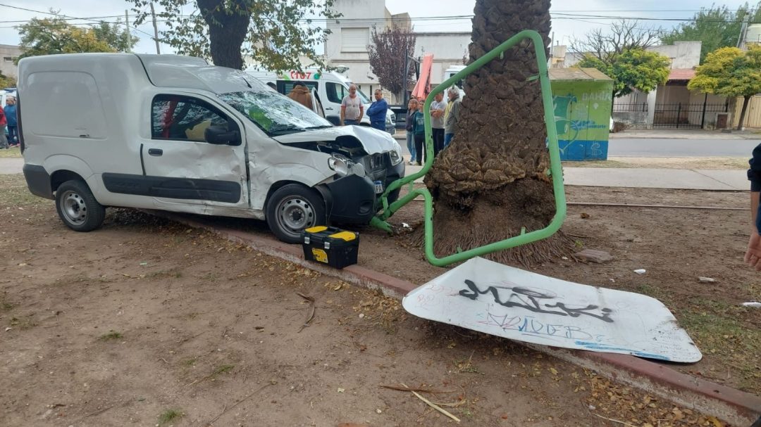 Tres personas asistidas tras violenta colisión de dos coches. Uno termino sobre la vereda de una plaza