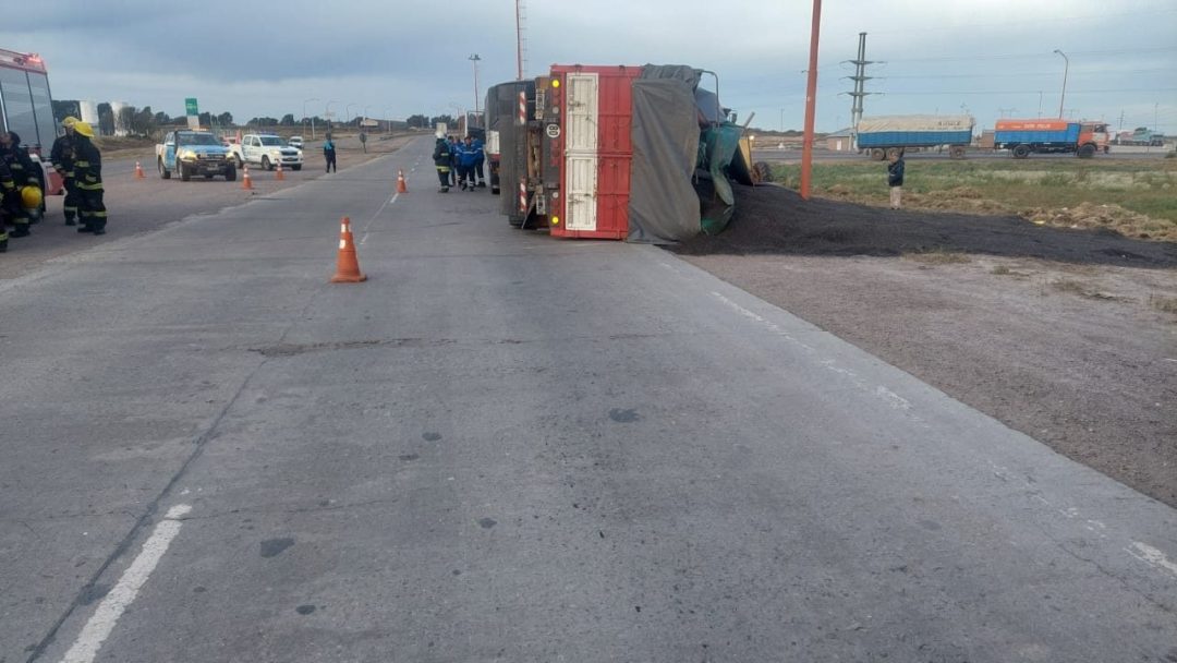 Vuelco de un acoplado en Ruta 3