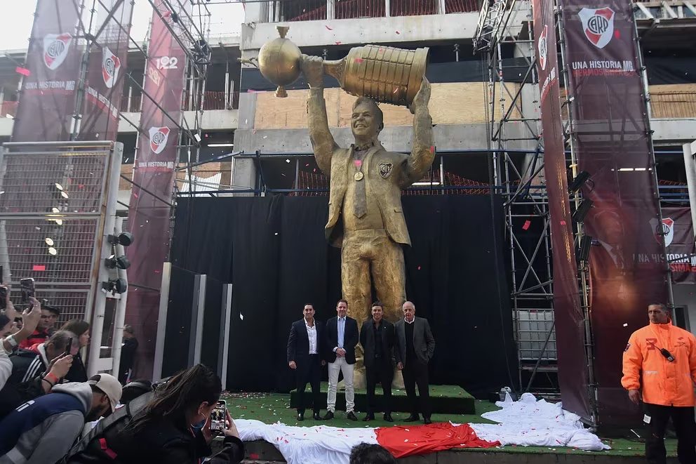 Qué dijo la escultora de la estatua de Marcelo Gallardo sobre el detalle que generó debate en las redes sociales