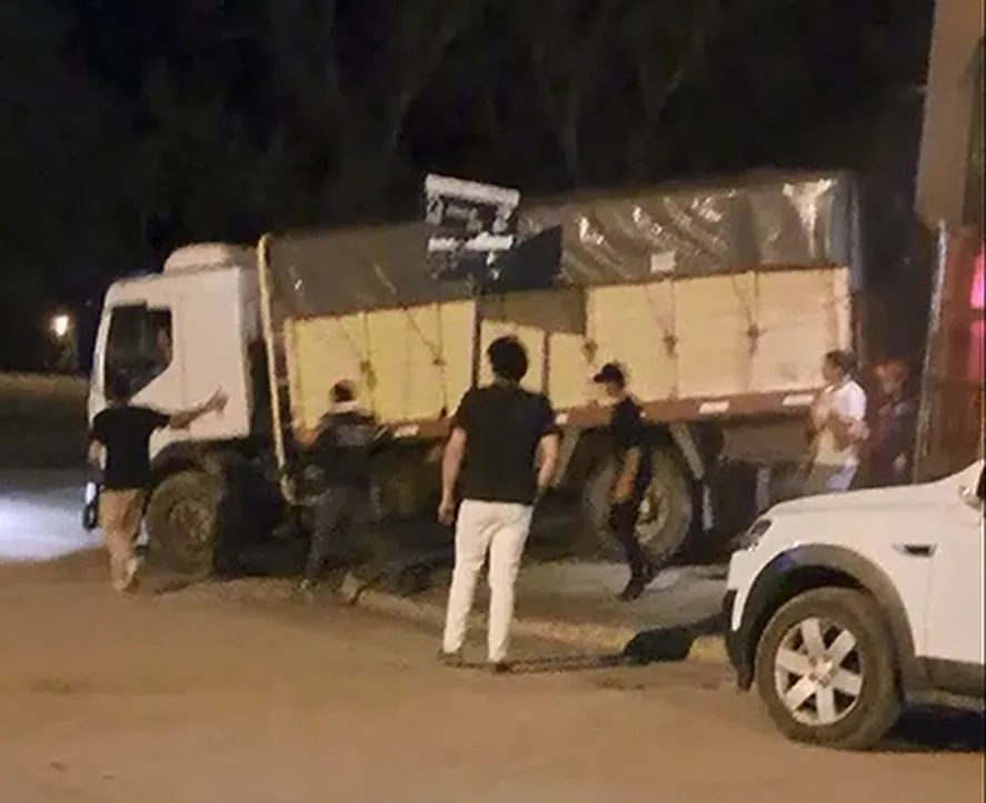 Le suspendieron la licencia al camionero que chocó el frente del boliche