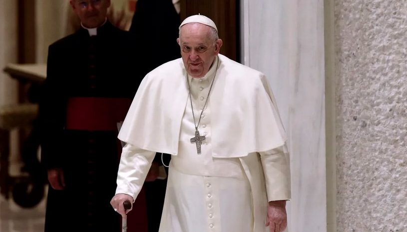 Operan al papa Francisco de urgencia por problemas intestinales