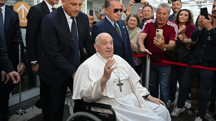 El papa Francisco salió del hospital tras la operación de una hernia y bromeó: “Todavía estoy vivo”