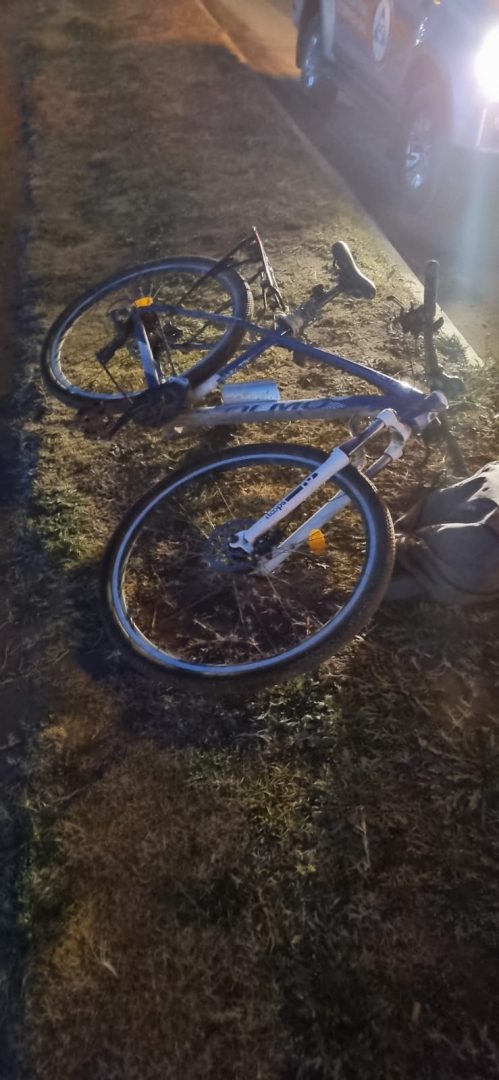 Un ciclista herido tras chocar contra un colectivo