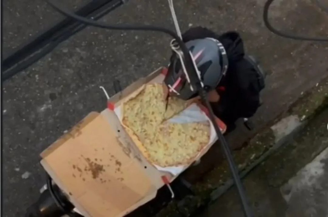 Un delivery se comió una porción de la pizza y la acomodó para que no se note