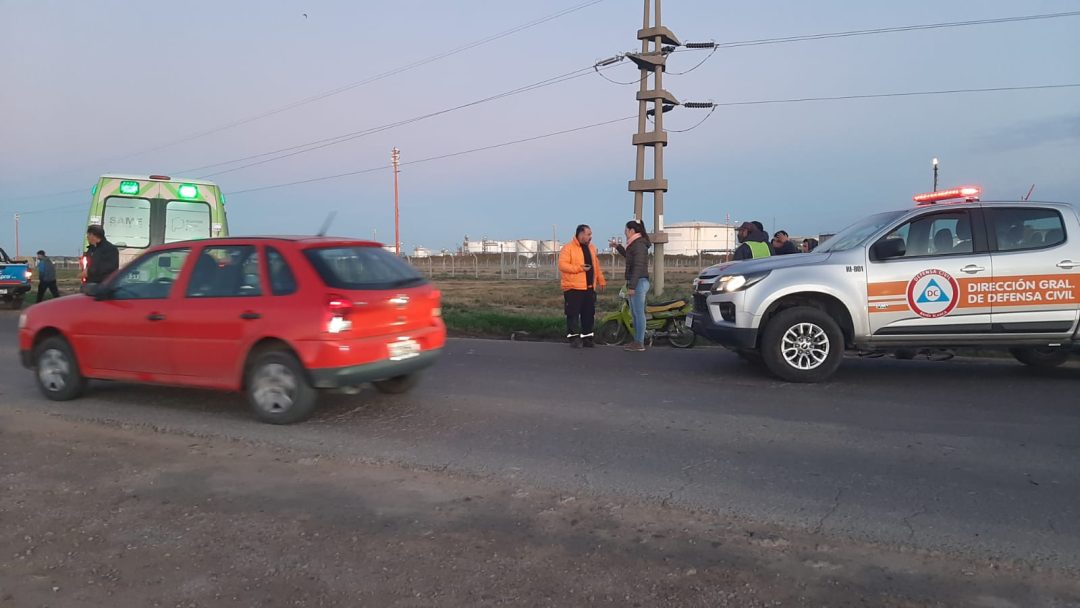 Un motociclista chocó contra una bicicleta y tuvo que ser asistido