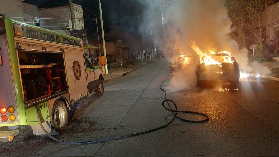 Un auto se incendió y las pérdidas fueron totales