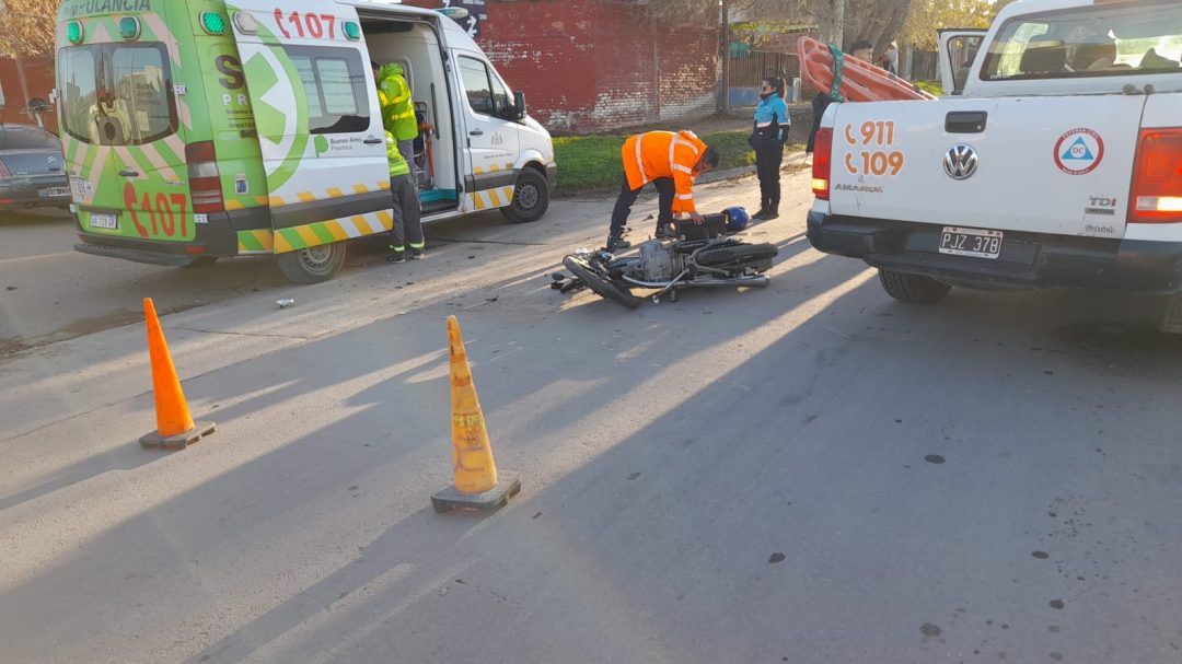 Una motociclista herida tras chocar contra un auto