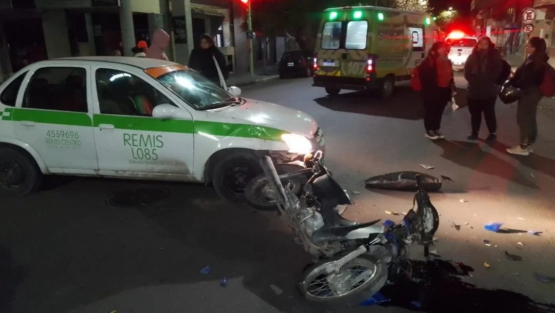 Un motociclista que conducía alcoholizado chocó contra un taxi