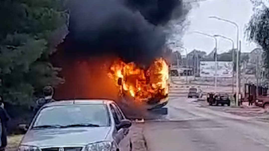 Un colectivo de la línea 519 A, se incendió por completo