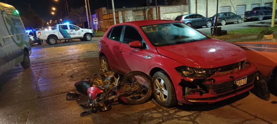 Un motociclista está internado en grave estado tras chocar contra un auto