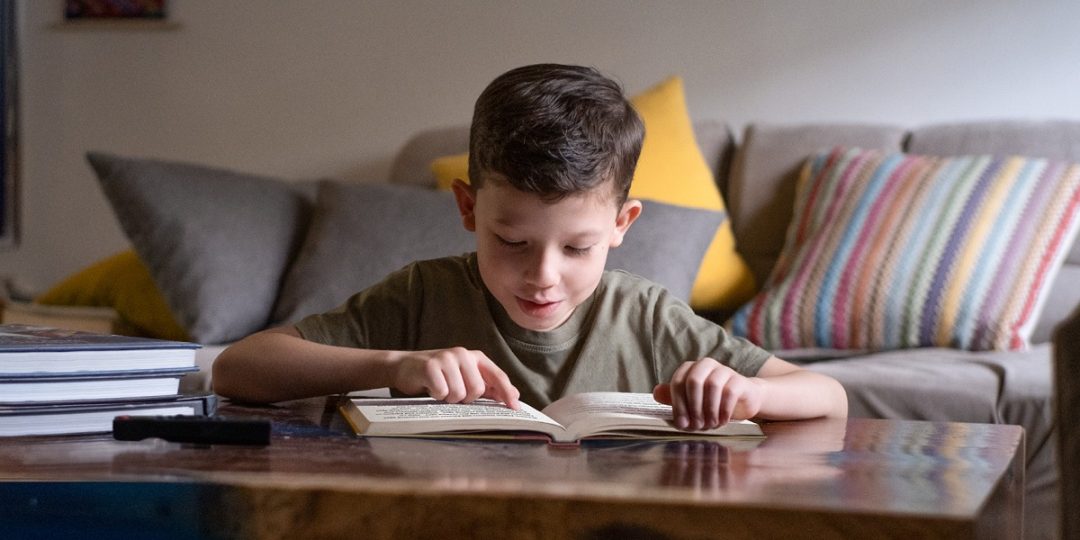 Un estudio revela que los niños que empiezan a leer a edad temprana mejoran su salud mental