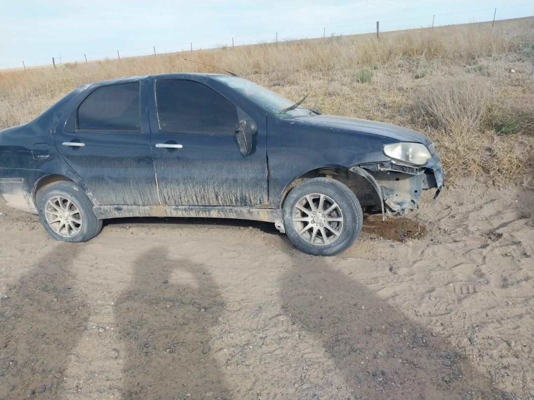 Una docente perdió el control de su auto y volcó