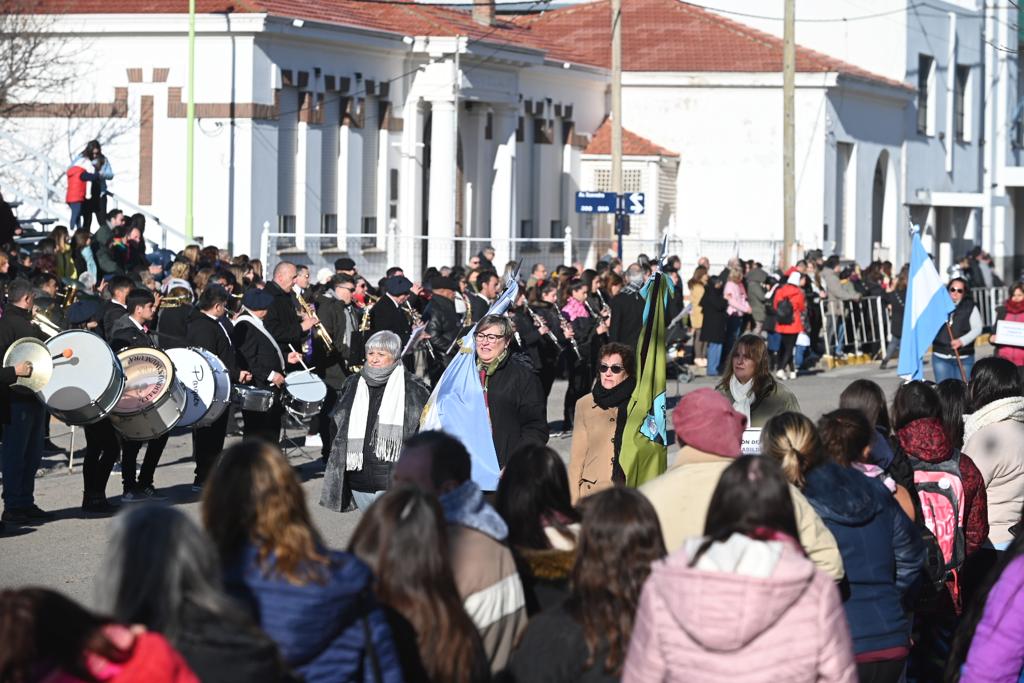 El jefe comunal Hector Gay encabezó la ceremonia oficial y desfile institucional por el 120° aniversario de Cabildo