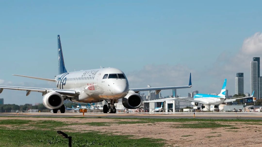 Por la carga impositiva, la Argentina tiene los pasajes de avión más caros de la región
