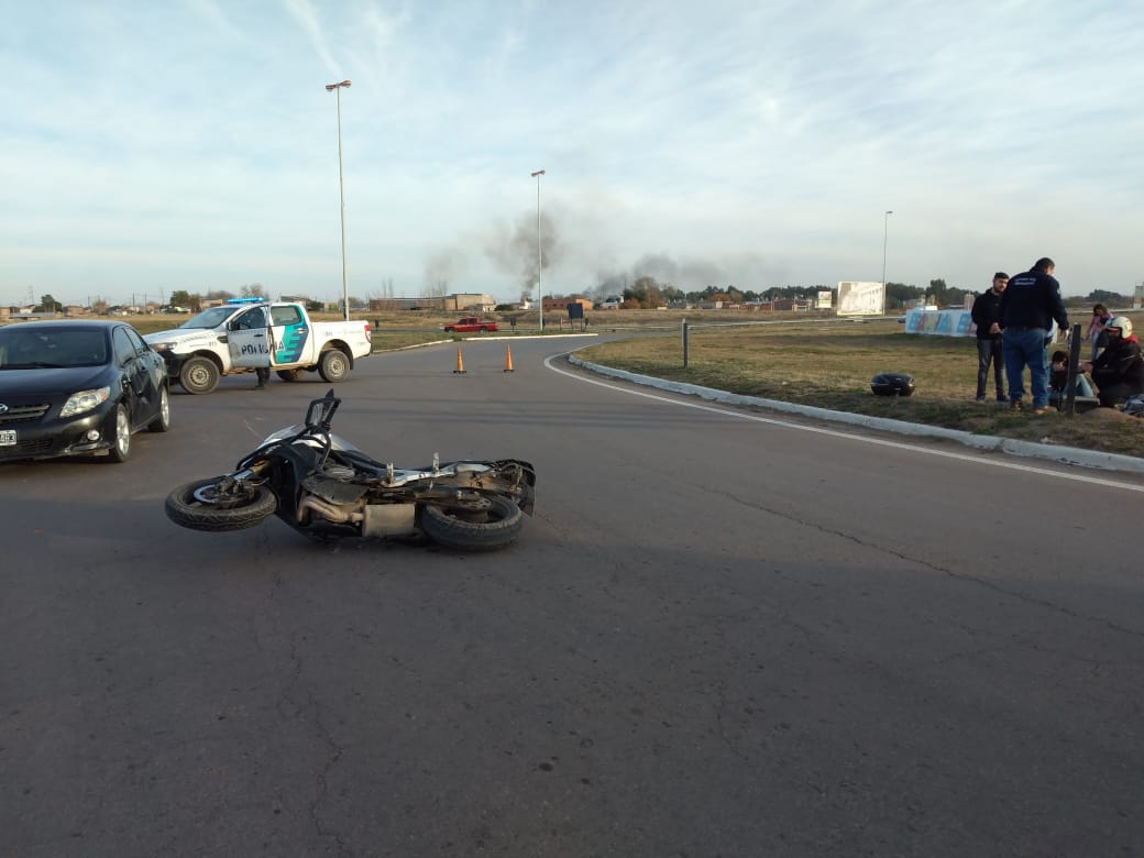 Un auto impactó a una moto en Indiada y Drago