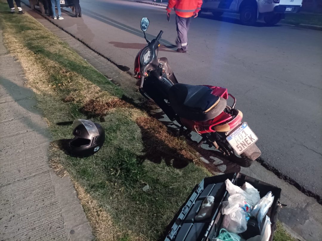 Motociclista borracha chocó contra un auto