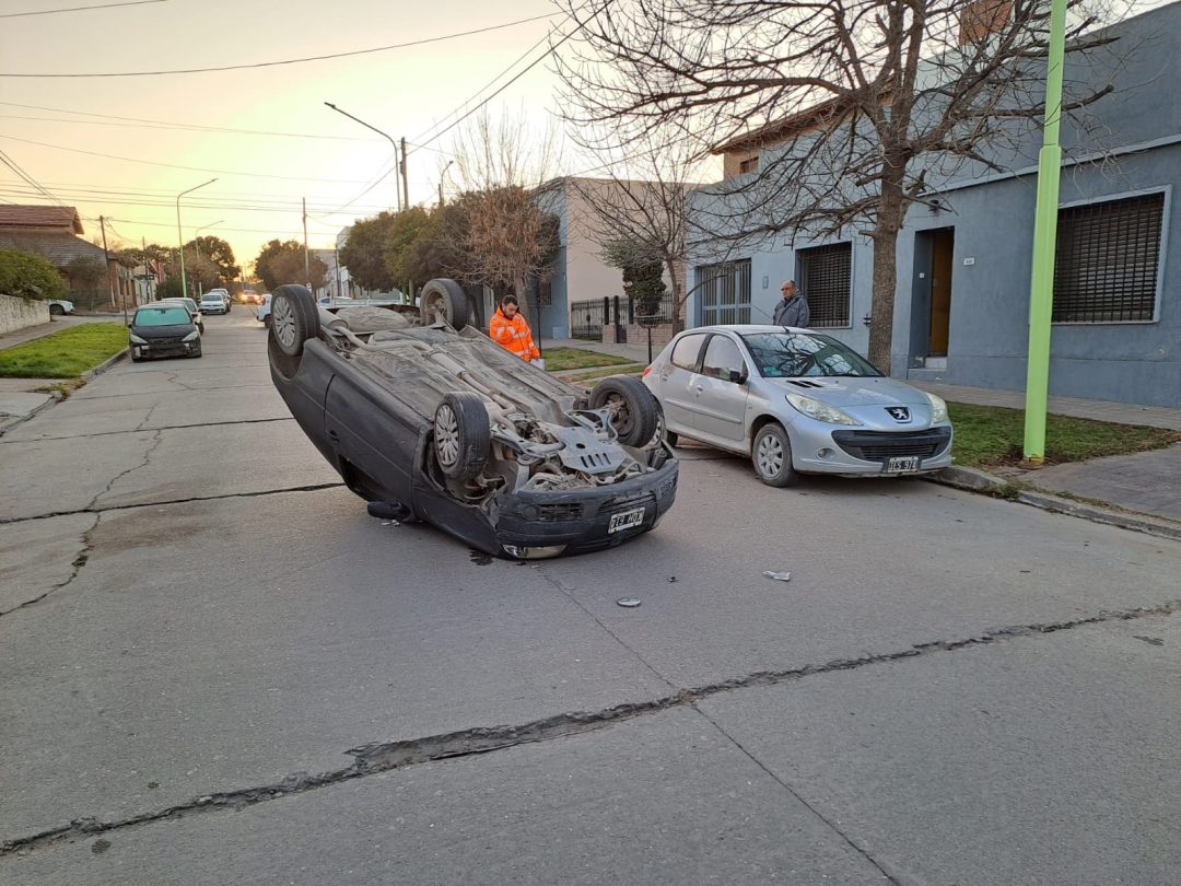 Chocó a un auto estacionado y volcó