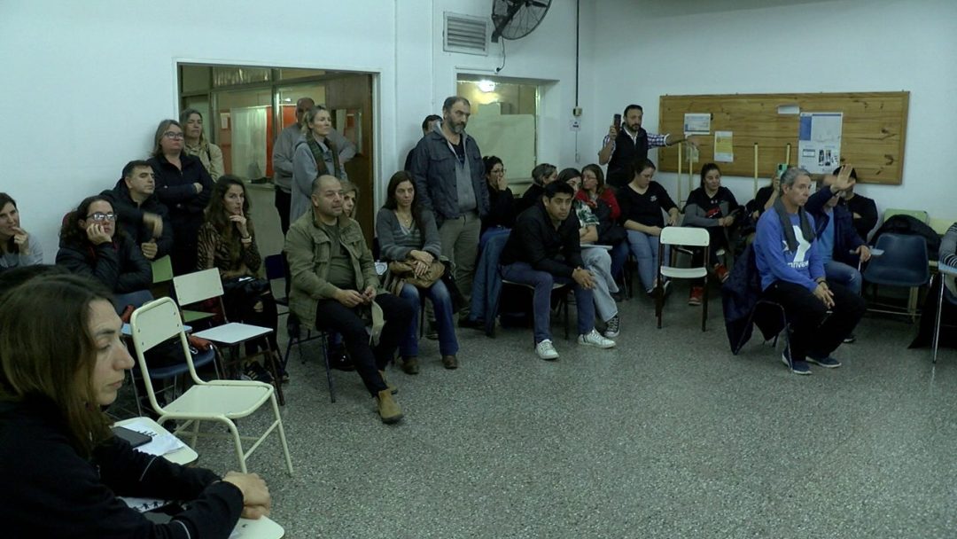 Hartos de los paros: padres autoconvocados y dirigentes gremialistas se reunieron en el Consejo Escolar